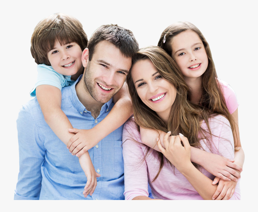 Счастливая семья на белом фоне. Семья улыбается. Фотография семьи. Счастливая семья улыбается.
