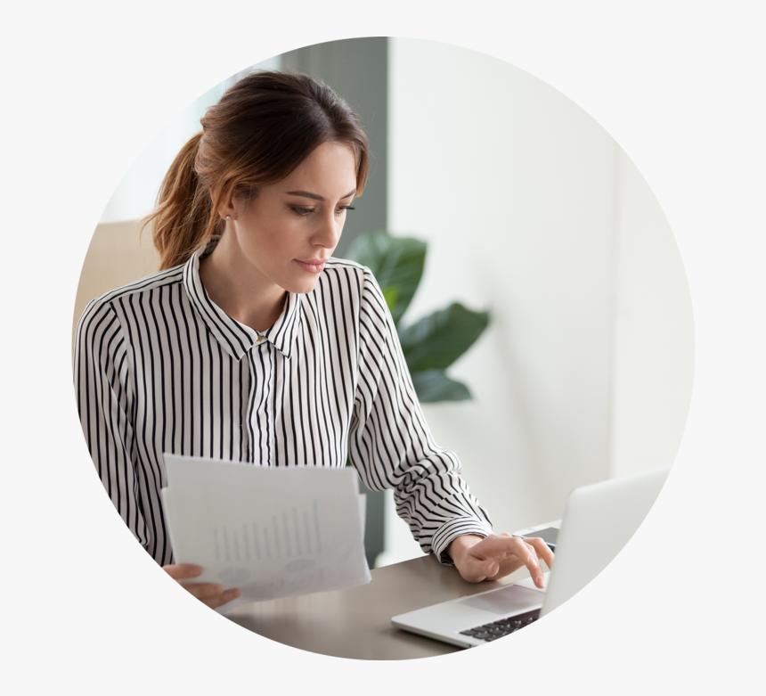 A Business Woman Working On A Desktop - Sitting, HD Png Download, Free Download